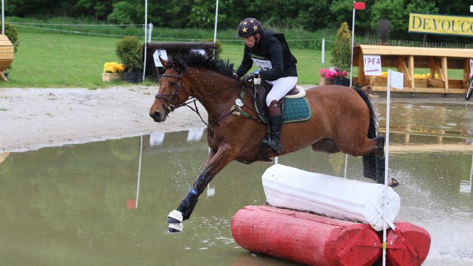 Příhoda po krosu třetí při Strzegom Horse Trials