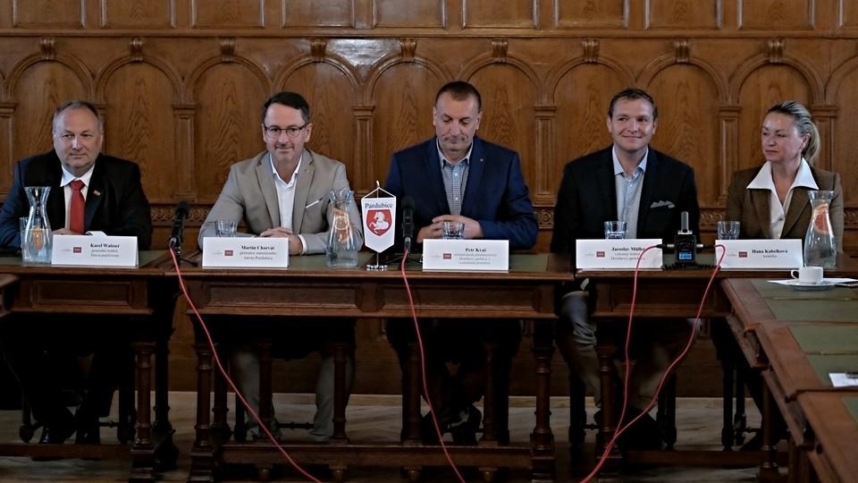Před Velkou pardubickou: Britové dorazí, z Prahy vyjede dostihový vlak