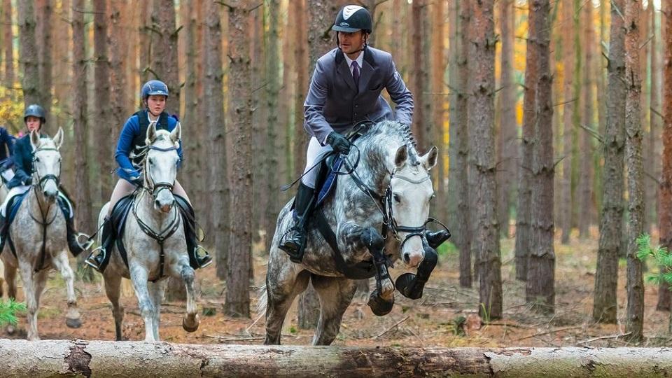Fotogalerie: Závěrečná Hubertova jízda v Kladrubech patřila studentům