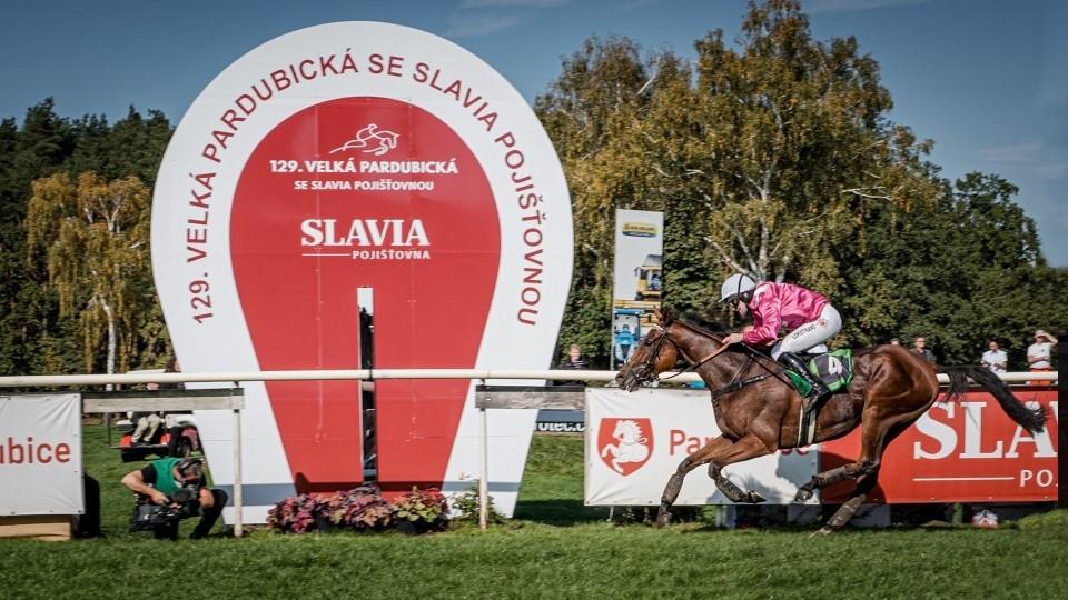Další dva roky. Slavia pojišťovna zůstává partnerem Velké pardubické