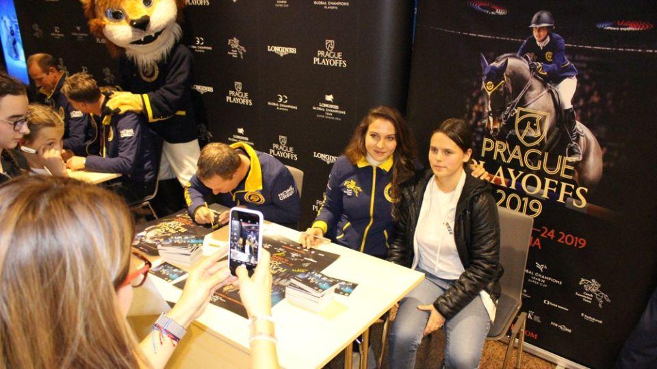 Úspěšná autogramiáda. Pro podpisy Prague Lions přišly stovky fanoušků