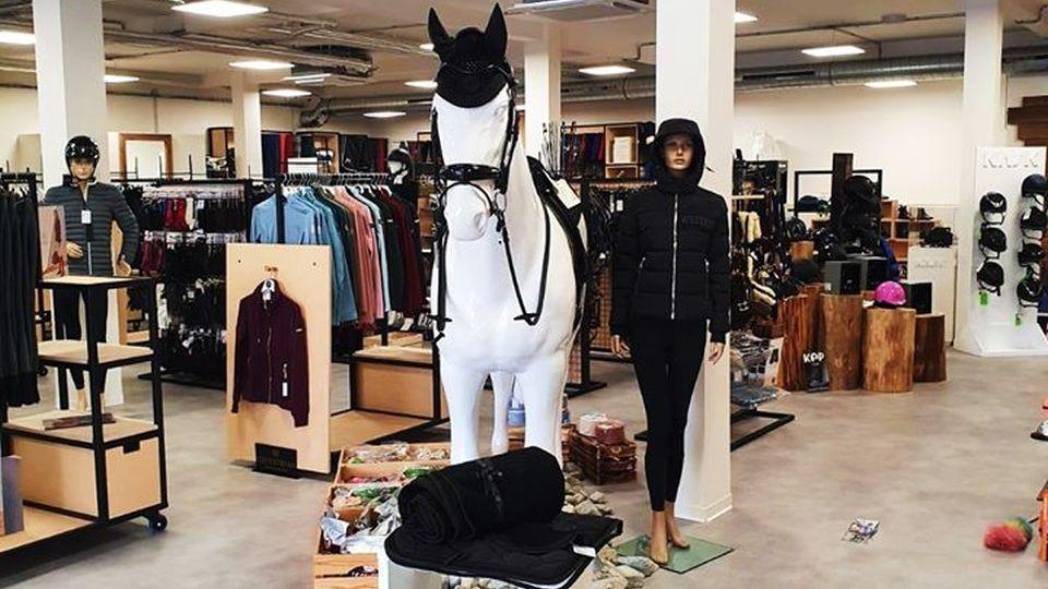Equestrians zavádí poštovné zdarma a opatření na prodejně