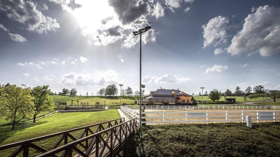 Jezdecký areál Hostinův Důl Tršice: Moderní stáj s chovem koní Kisberi
