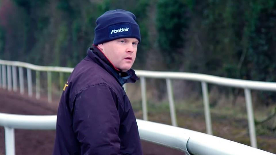 Elliott potvrdil autentičnost nevkusné fotky, hlavní klient ho podržel