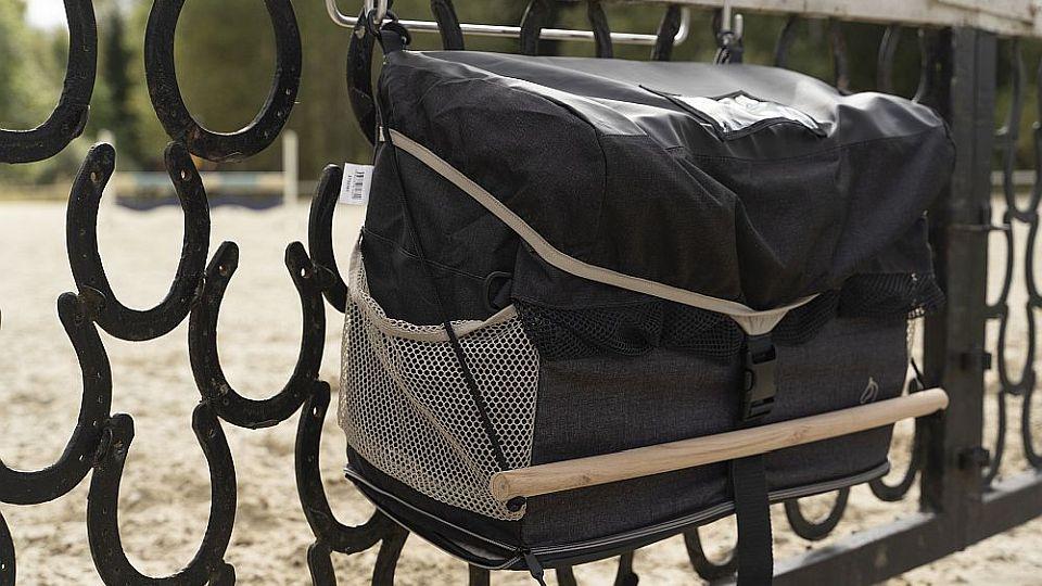 Decathlon nabízí: Praktické tašky na čištění i další vybavení do stáje