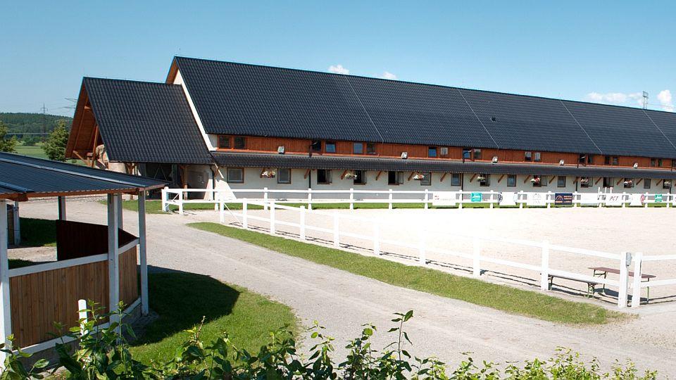 Farma Ptýrov je na prodej. V dubnu se tam otevře nová moderní stáj