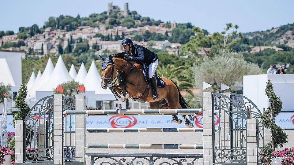 Kellnerová byla v St. Tropez patnáctá ve stopadesátce. Vyhrál Billot