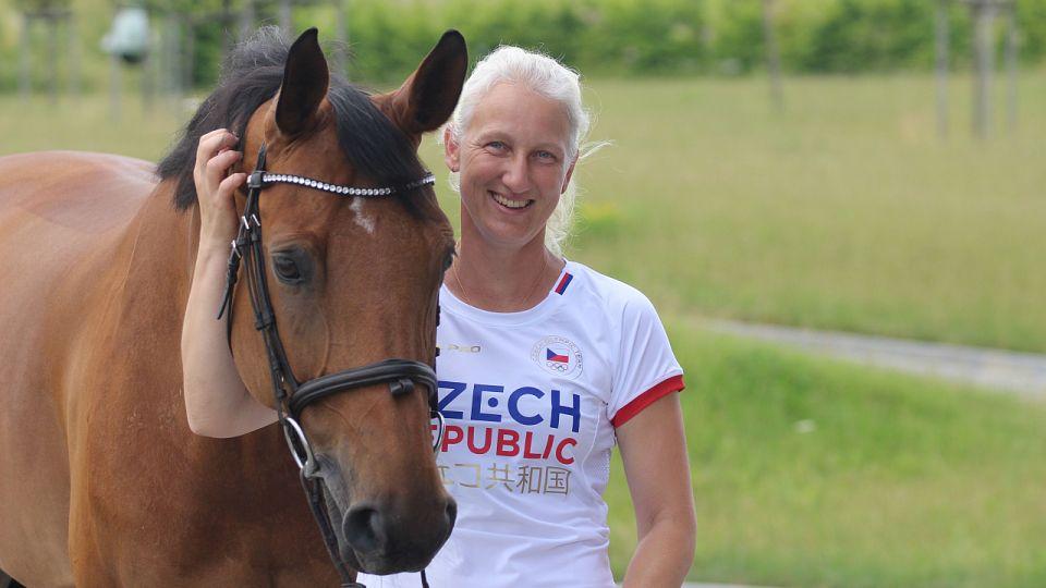 S koňmi v oblacích. Kateřina Krpelová jim dělá v letadle společnost