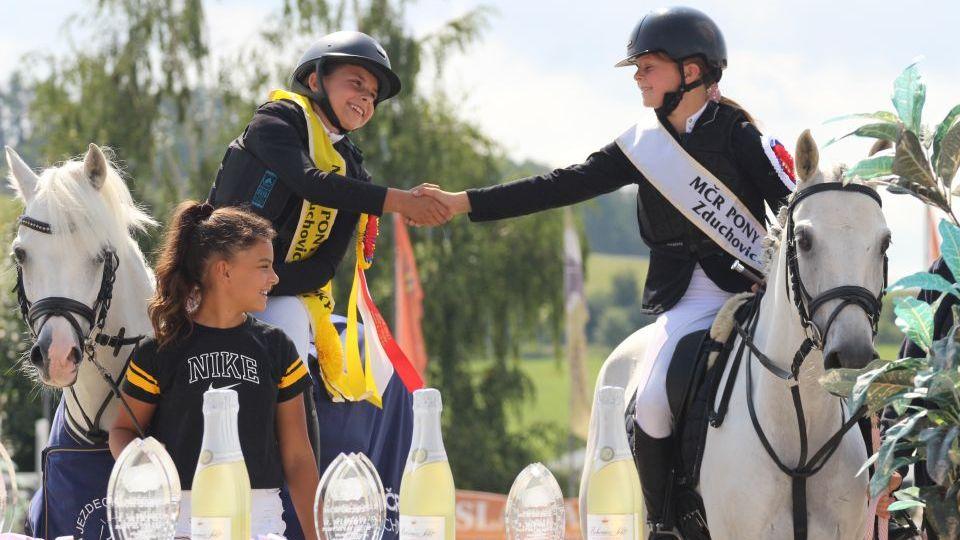 Při MČR pony ve Zduchovicích se rozdávají medaile. Slaví nejen Abíková
