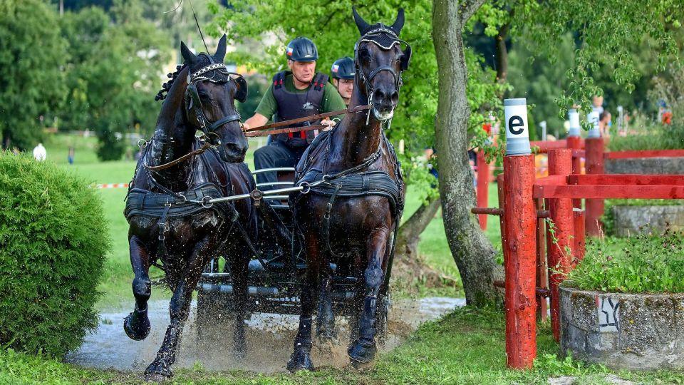 Finále Zlaté podkovy: Nesvačil a Coufalík po maratonu nadále v čele