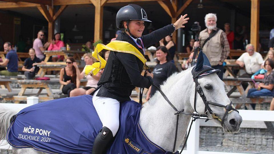 Bubáková, Ciompová a Humplík jsou skokovými mistry ČR na pony 2021