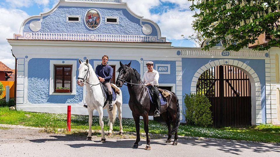 Jedinečná road movie končí v Písku. Průvod koní městem a další program