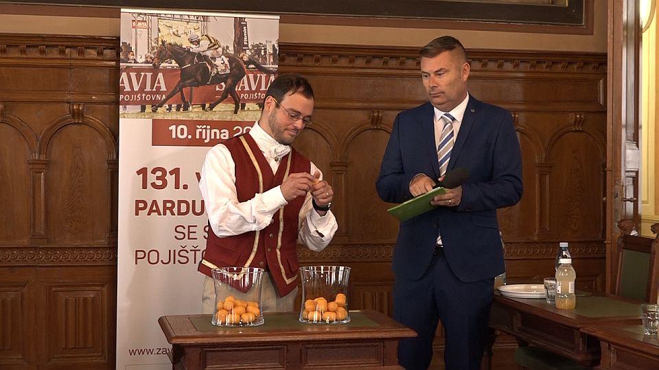 Re-live: 19 koní ve Velké pardubické. Pusťte si losování a tiskovku