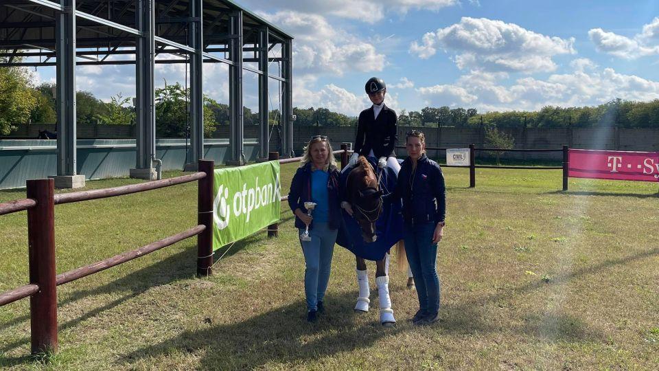 Skvělý vstup Čechů do CDI Fót. Hradilová vyhrála úvodní soutěž pony