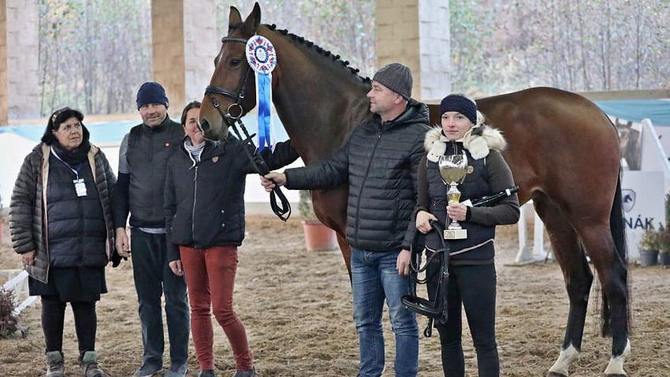 Šampionát ve skoku ve volnosti ve Svržně. Nejlepší byla Carrie de Lux