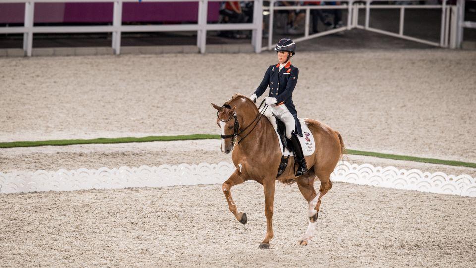 Neukázněný, ale nadějný. Dujardin se do ryzáka Gia okamžitě zbláznila