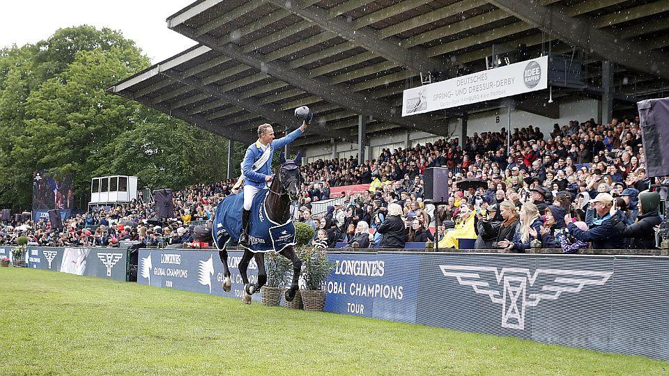 Christian Ahlmann dohnal v Hamburku Pietra Devose a vede žebříček LGCT