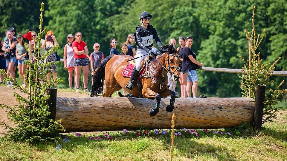 Zlatou podkovu v Přeštěnicích ovládla Smolíková. Rozhodl nedělní kros