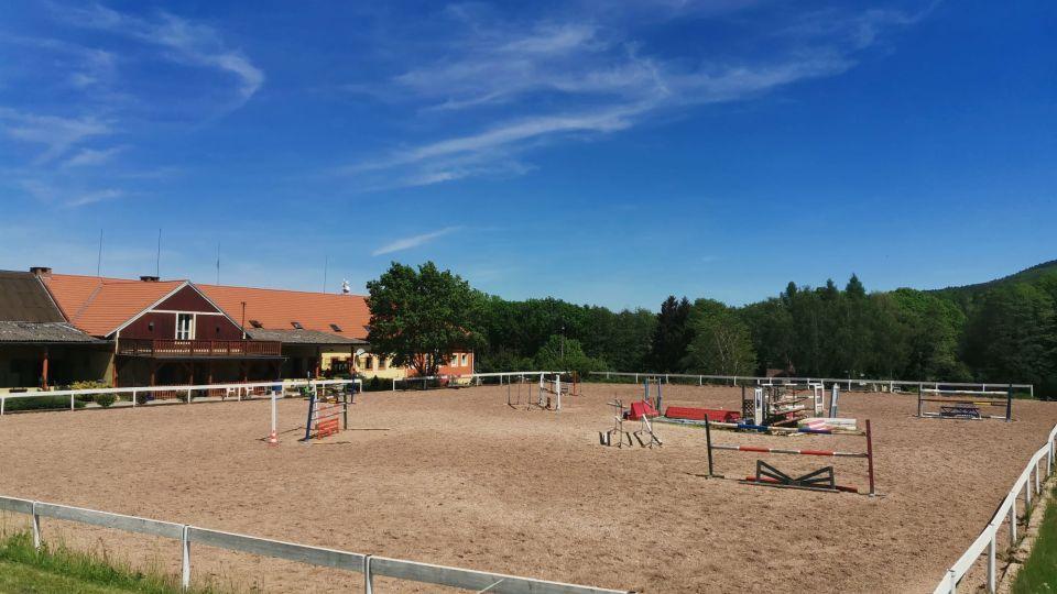 Uprostřed krásné přírody brdských lesů leží Jezdecké centrum Bardonov