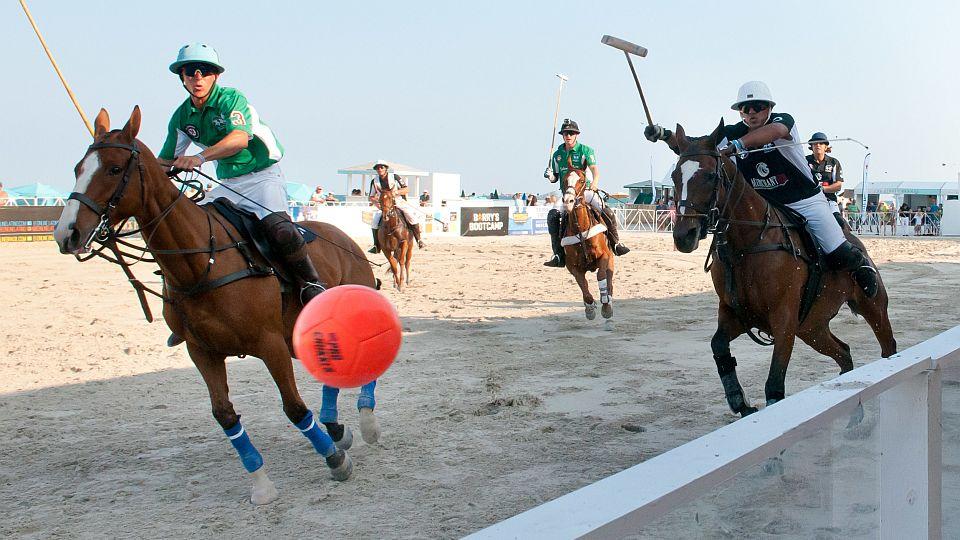 Pólo na parkurovém kolbišti v Chuchli. V Praze začíná letní turnaj