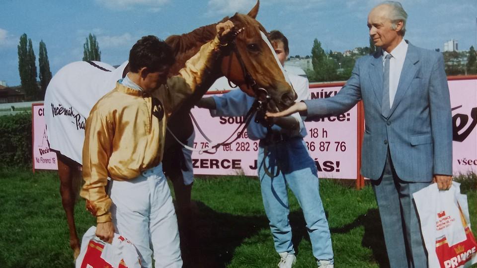 Přijeli pro mě rolls-roycem. Adam Shoults vzpomíná nejen na Ajantu