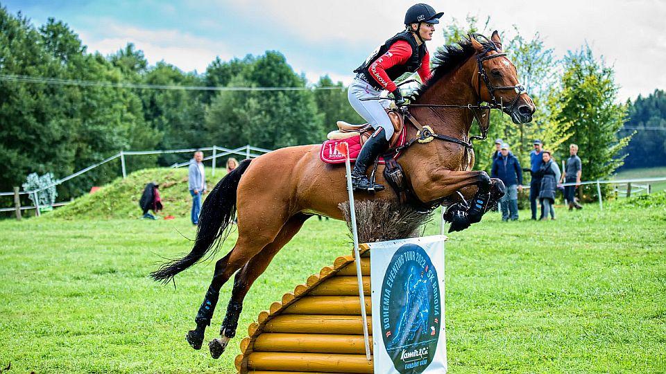 Equinews: Smolíková je mistr ve všestrannosti, Weinmannová v reiningu