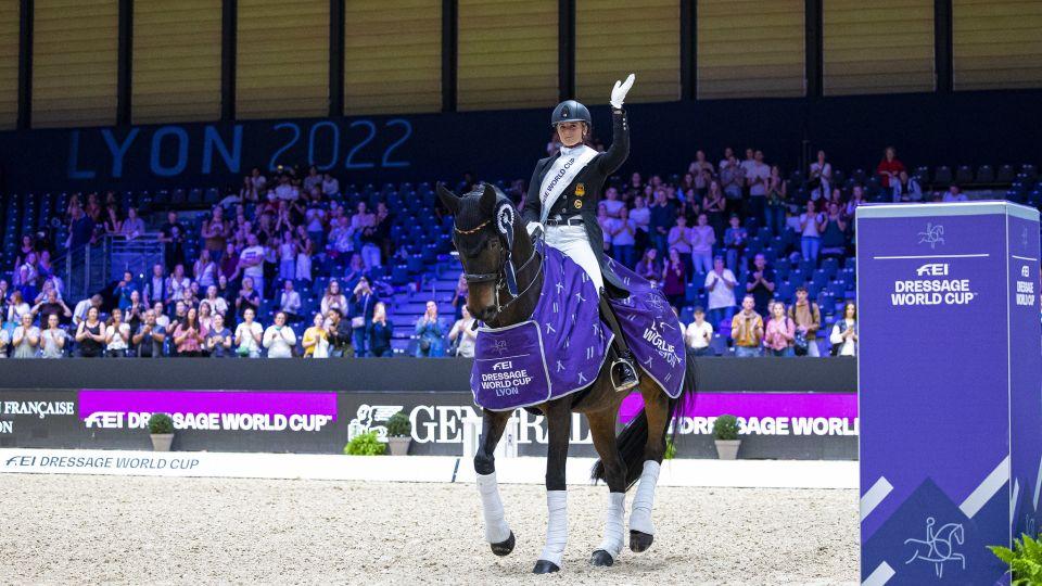 Šampionka je zpět. Jessica von Bredow-Werndl ovládla World Cup v Lyonu