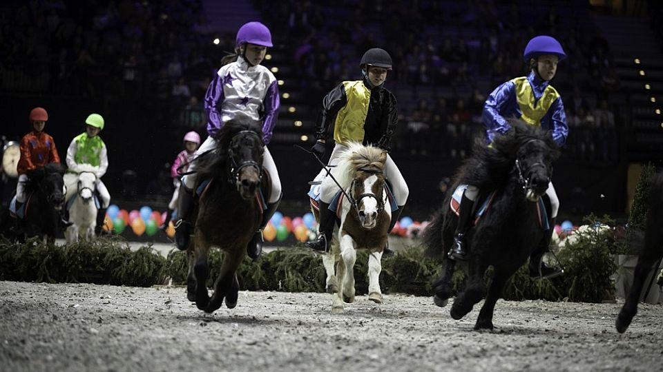 Velký adrenalin v malém balení. Do O2 areny se vrací dostihy poníků