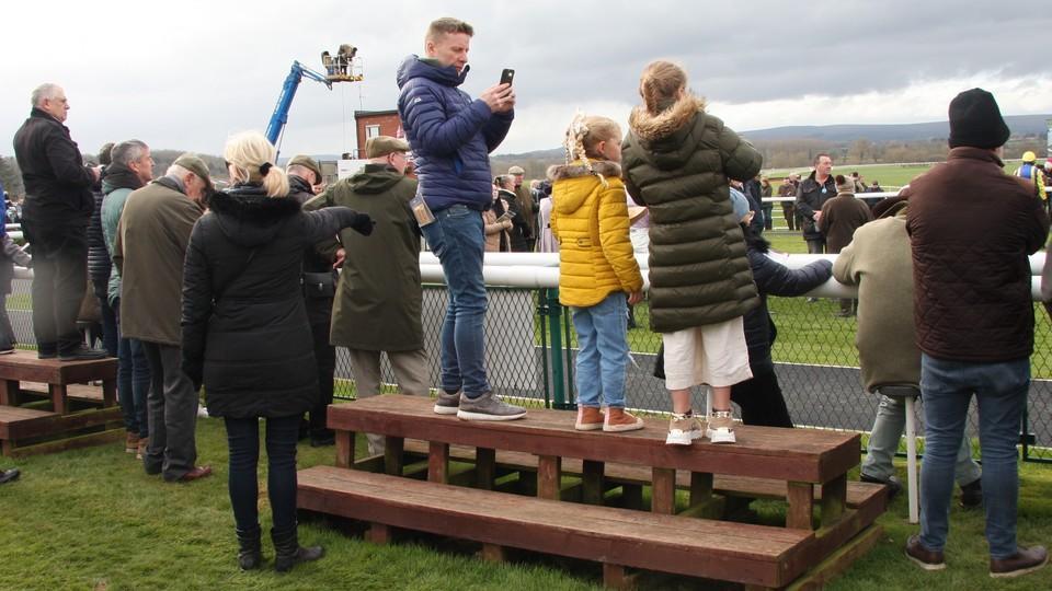 Revoluce na britských závodištích. Jockey Club zrušil dress code