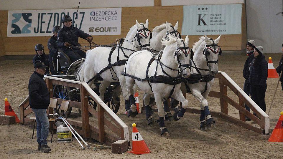 Domácí vítězství Nesvačila ve Slatiňanech. Muchová zůstává neporažena