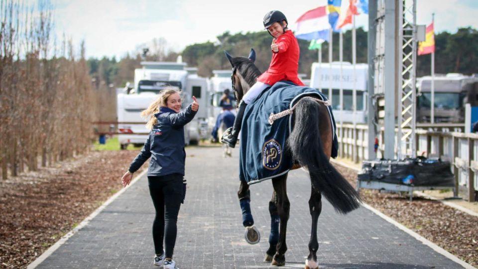 Barbora Hoczmanová si zapomněla klíče. Šla na farmu a tam poznala koně