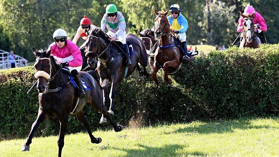 Živě: Zaboduje "král Lysé" Aeneas? Sledujte Prvomájovou steeplechase