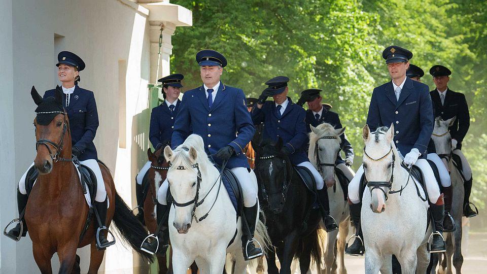 Čtverylka třiceti dvou jezdců byla vrcholem Dne starokladrubského koně