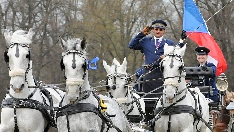 Zemřel Petr Vozáb, vítěz Velké pardubické a mistr vozatajského sportu