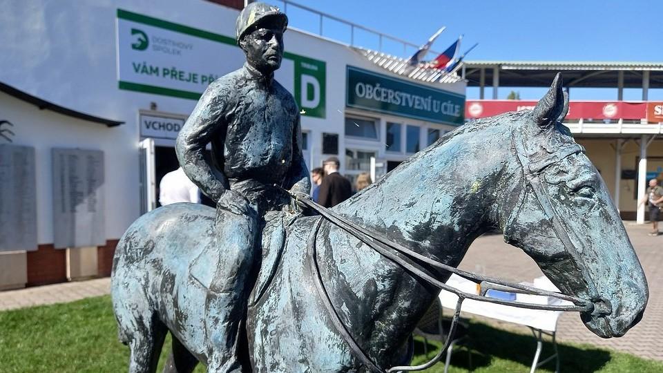 Staré tajemství rozluštěno: Fantome a jeho žokej jsou pohřbeni blízko sebe