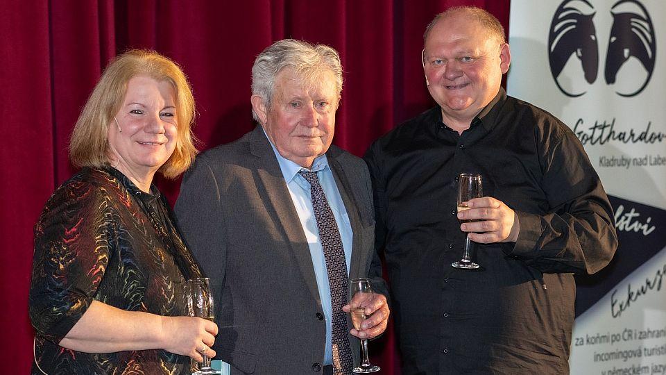 Jiřímu Pecháčkovi vestoje aplaudovalo z poloviny zaplněné karlínské divadlo