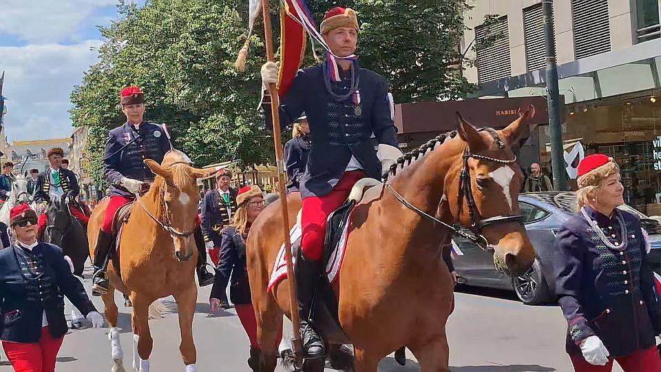 Selská jízda oslavila 100. výročí od založení. Prahou projely desítky koní