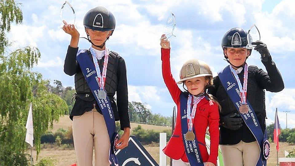 Galušková, Mostěk a Rajchmanová se stali parkurovými pony šampiony 2025