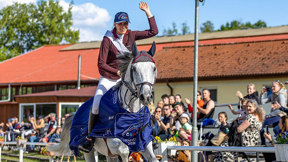 Při Českém skokovém poháru v Hradištku u Sadské kralovala Linda Portychová