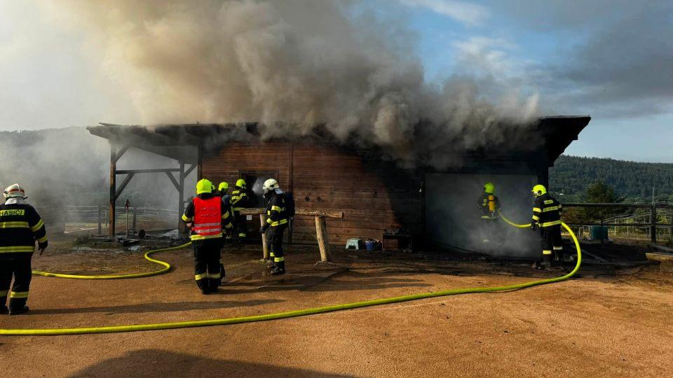Na ranči v Řícmanicích u Brna udeřil blesk. Shořela klubovna s vybavením