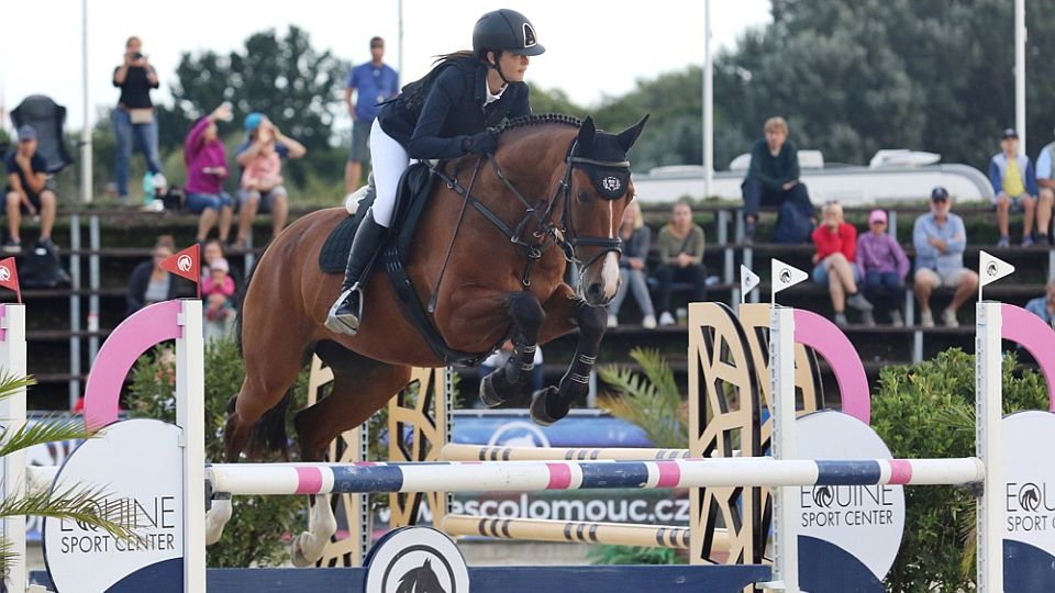 Závěr sobotního CSI Olomouc s českou hymnou. Zajistila ji Anna Abtová