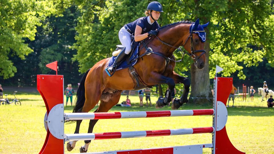 Loštická Zlatá podkova ve znamení tropů. Před krosem vede Benediktová