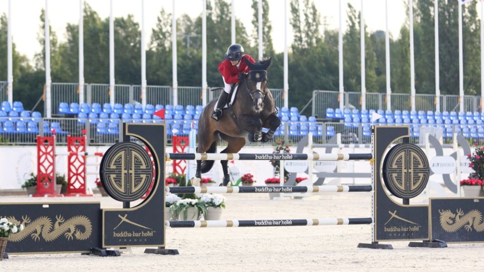 Emma de Moussac závodí v nizozemském Exloo. Daří se jí v Big Tour