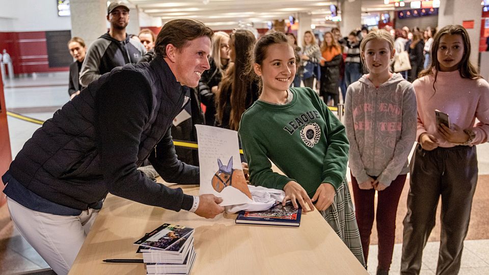 Na podpisy šampionů von Eckermanna a Mahera se v O2 areně stála fronta