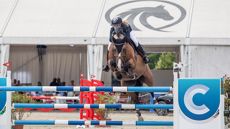Equinews: Olomouc aplaudovala Vingrálkové. Ahlmann triumfoval v Paříži