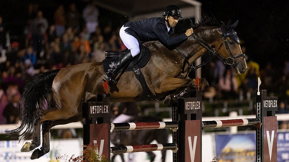 Equinews: Parkury v dešti. Na Ptýrově kraloval Brát, v Chuchli Příhoda