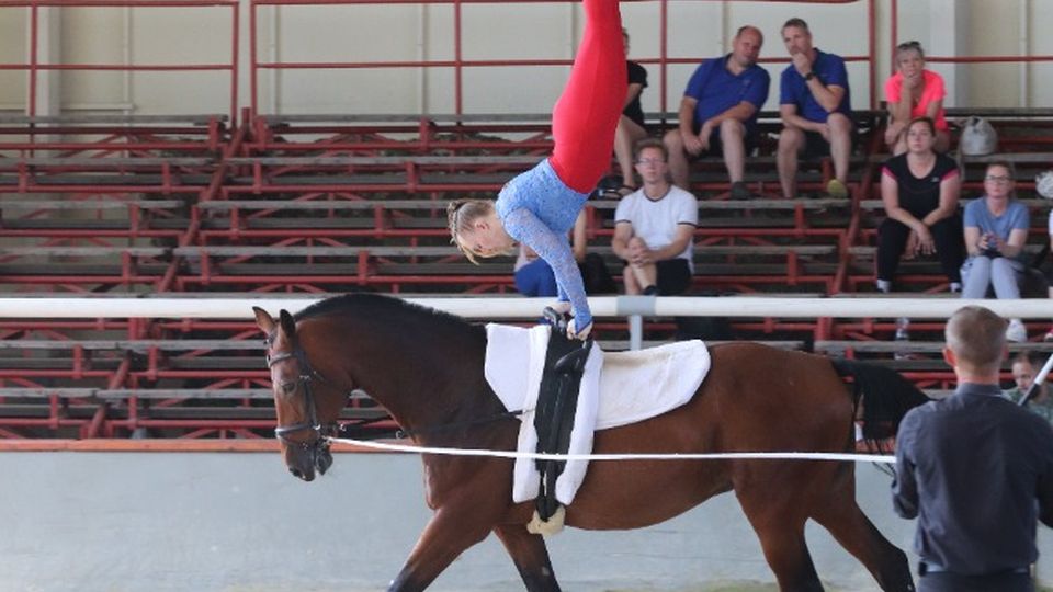 V Tlumačově odstartovalo MČR ve voltiži. Mezi seniory vede Kyselá