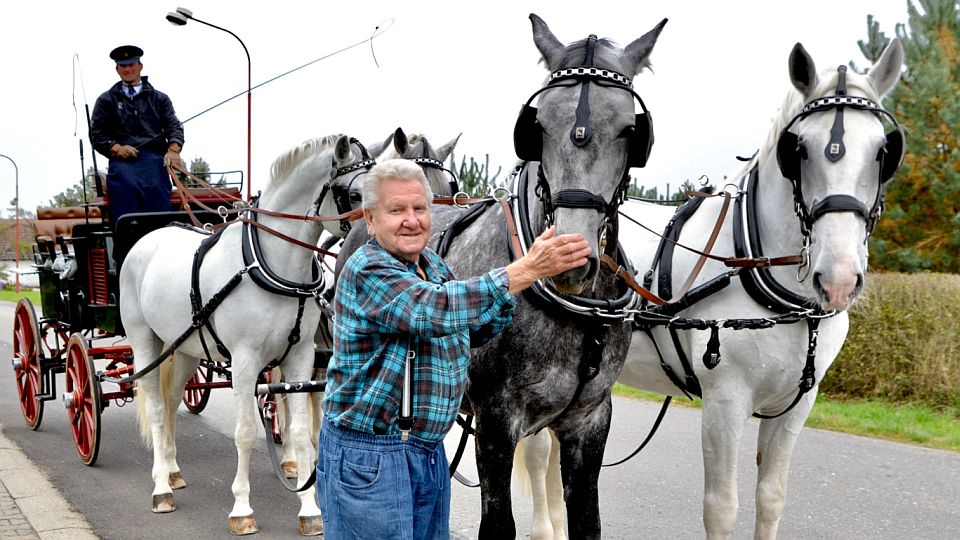 Národní hřebčín pogratuloval Jiřímu Kocmanovi. Slaví 85. narozeniny