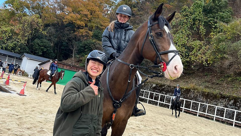 Sofie Najmanová studuje v Japonsku. Jezdí tam na univerzitních koních