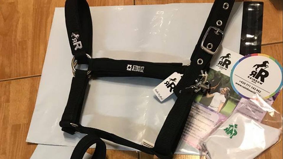 Ohlávky Jezdci.cz již putují za výherci. Jako bonus dostanou i roušky
